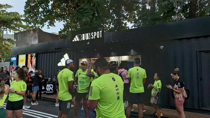 Running crew at the entrance