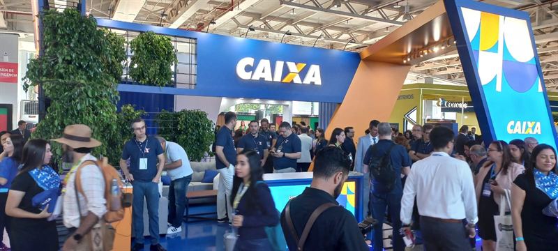 Caixa booth full of visitors during the summit